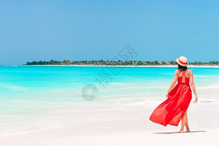海边度假的女人摆姿势高清图片素材