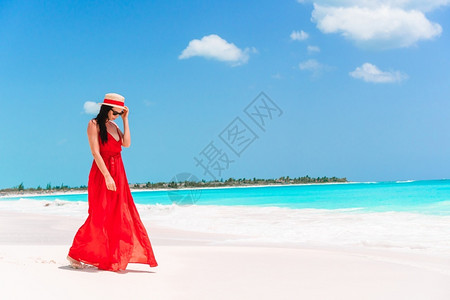 海边度假的女人支撑高清图片素材