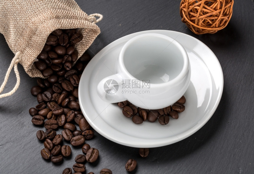 空咖啡杯和咖啡豆图片