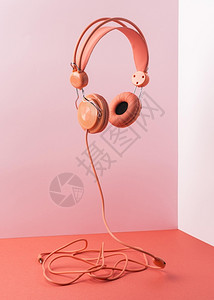 头发韵律美丽带电缆的粉红色耳机高分辨率照片带电缆的粉红色耳机高品质照片背景图片