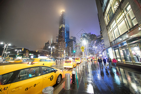 纽约城市12月日018年夜里哥伦布圆区2018年的出租车纽约有130多辆出租车夜晚约克雕像背景图片