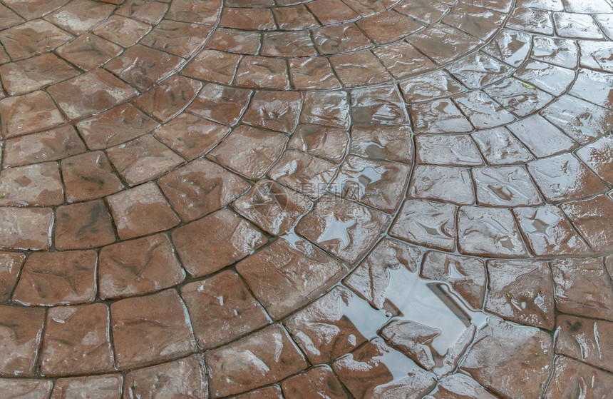 雨后步行地板及其反射在水空间中可见移动空间选择焦点和重粗糙的结石墙纸图片