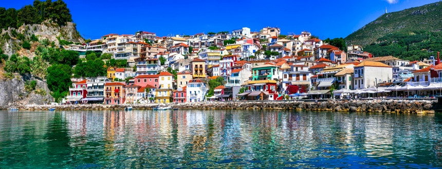 游客希腊Epirus的流行旅游胜地Parga镇普雷韦扎历史的图片