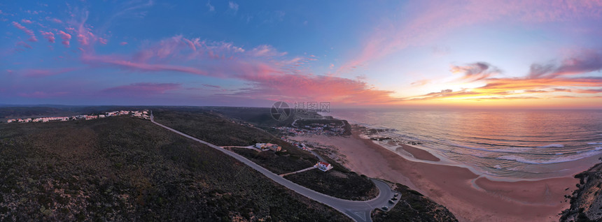 屋古老的日落时从葡萄牙西海岸MonteClerigo飞往葡萄牙西海岸的全景空中建筑物图片
