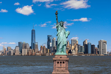 弗拉格斯塔夫美国人位于曼哈顿下游建筑和的纽约克市景点城河边的自由女神像带有旅游概念以及建造贸易背景