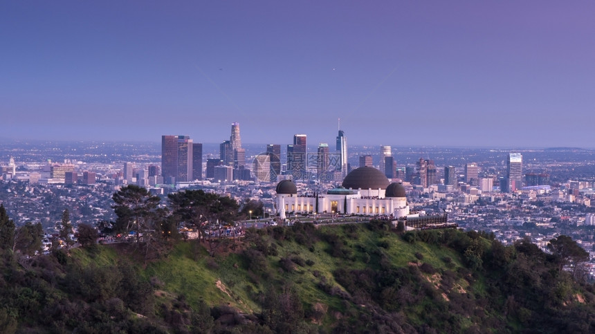 格里菲斯天文台和日落时洛杉矶城市天际黑暗的美丽加利福尼亚图片