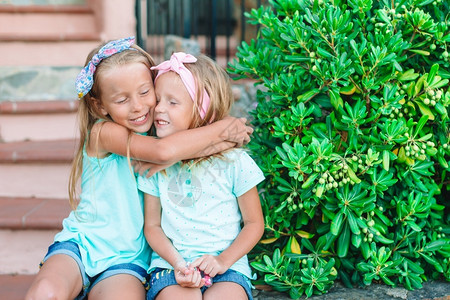 户外拥抱的两个小女孩图片