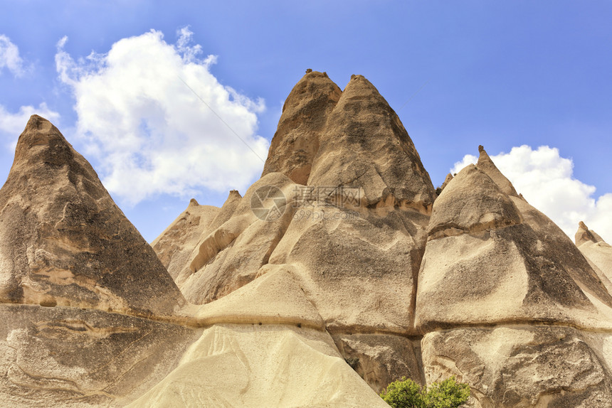 地质学卡帕多西亚山区的砂岩峰与蓝天白云相映生辉卡帕多西亚山区和谷中的砂岩峰历史著名的图片