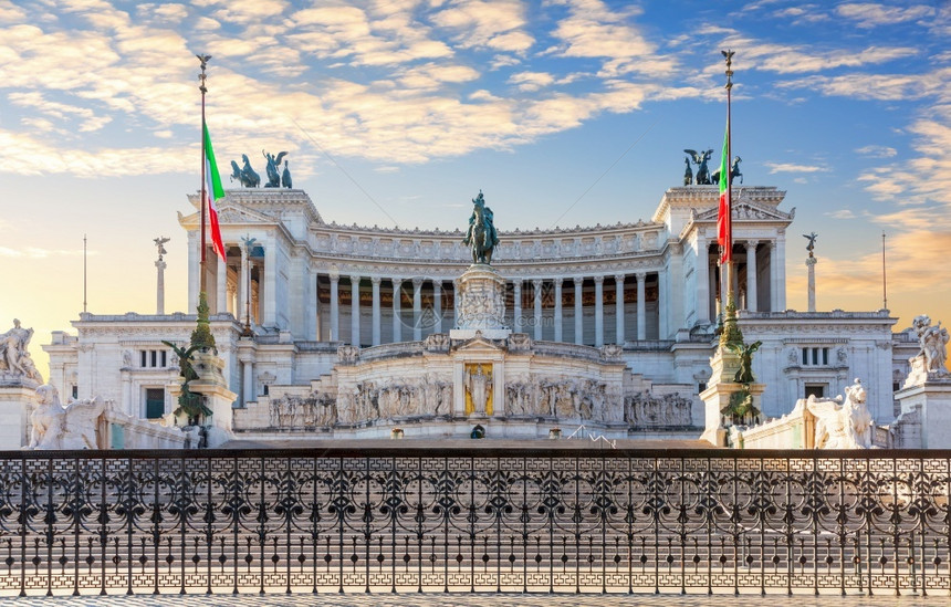 旅游Vittoriano或祖国祭坛从意大利罗马威尼斯广场欣赏到Vittoriano或祖国祭坛从意大利罗马威尼斯广场欣赏到蓝色的皇图片