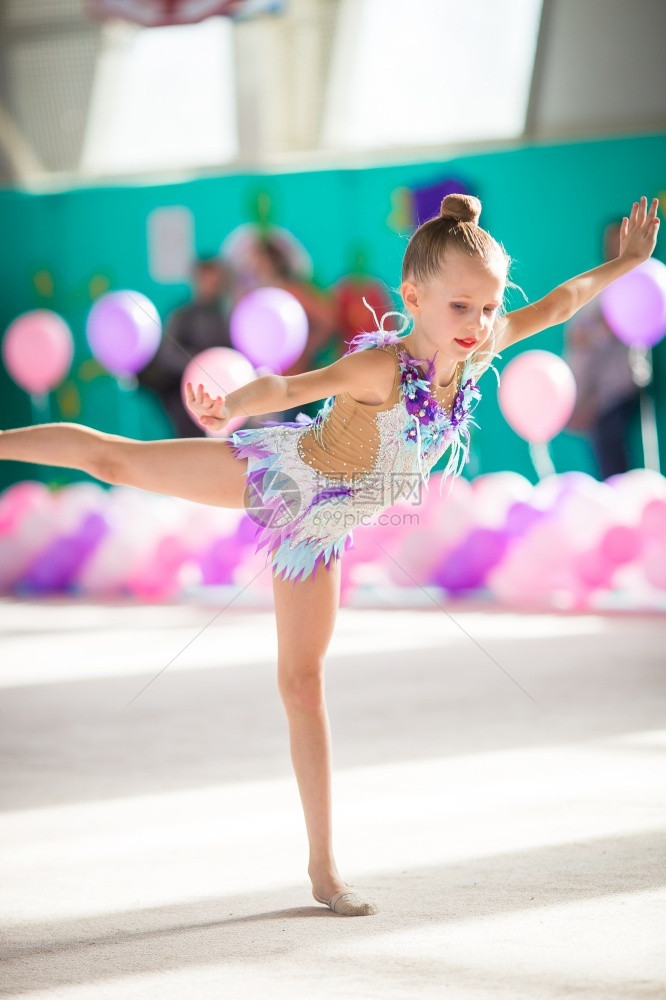 体操表演的小女孩图片