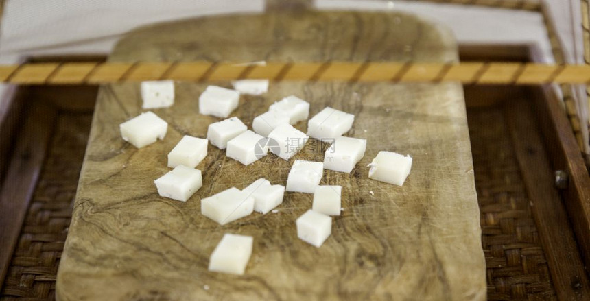 牛奶木制的餐桌上奶酪片段美味奶制品脂肪食喜悦卡蒙伯尔图片