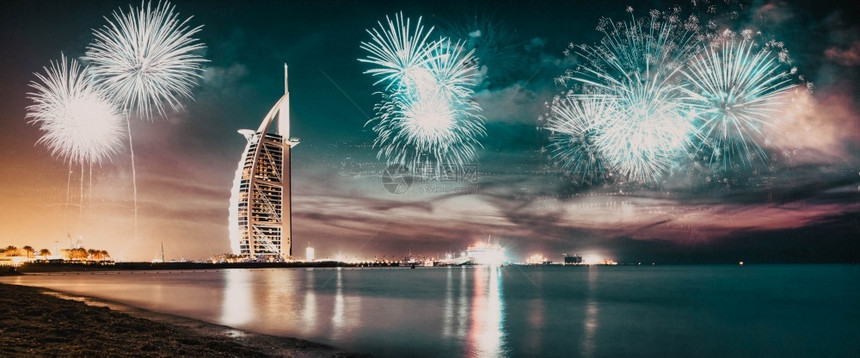 庆祝阿拉伯塔周围的烟花异国情调的新年目地迪拜阿联酋爆裂天际线图片