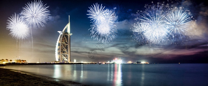 迪拜烟花阿拉伯塔周围的烟花异国情调的新年目地迪拜阿联酋丰富多彩的节日爆炸背景