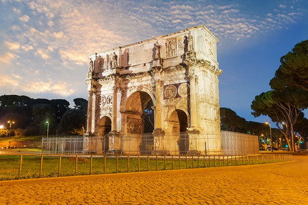 罗马夜景意大利罗马君士坦丁大拱门夜景意大利罗马著名的竞技场古老背景