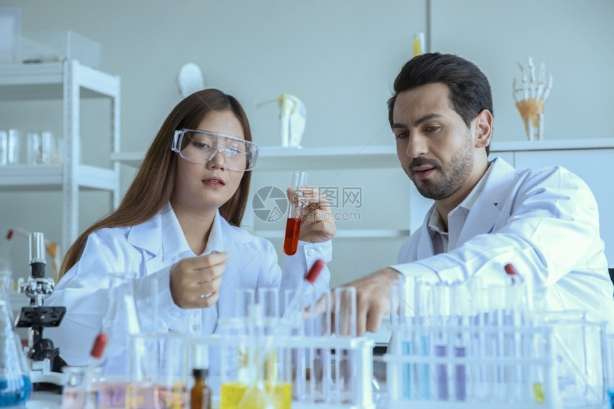 在实验室做化学研究的专业人员图片