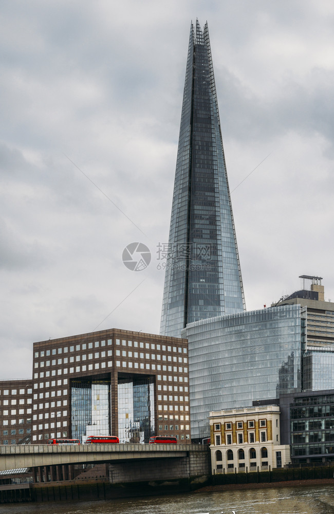 英国伦敦2018年3月1日在泰晤士河上的碎片摩天大楼和南华克桥日在泰晤士河上的碎片摩天大楼和南华克桥城市景观旅游图片