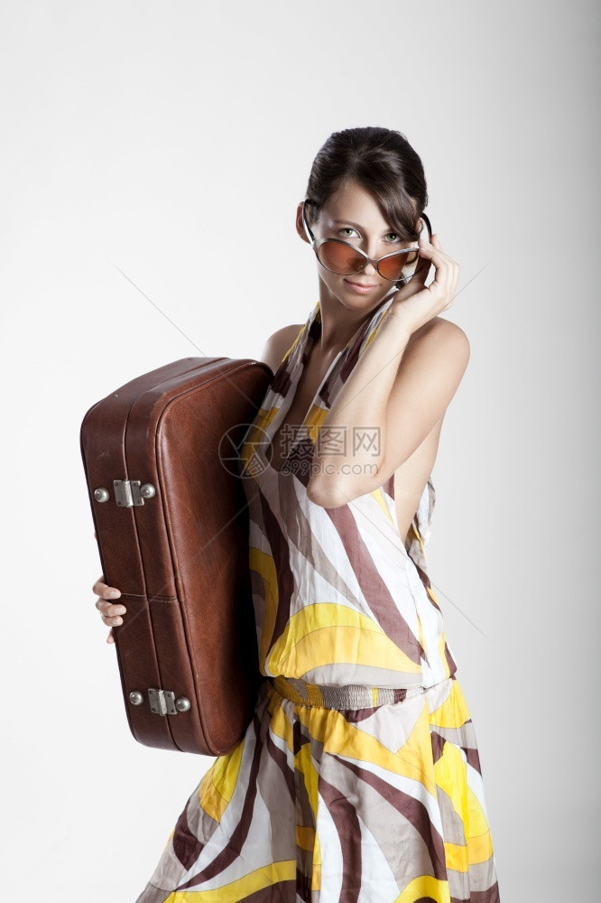 魅力裙子时尚美丽的装女佳人假扮一个旧式手提箱图片