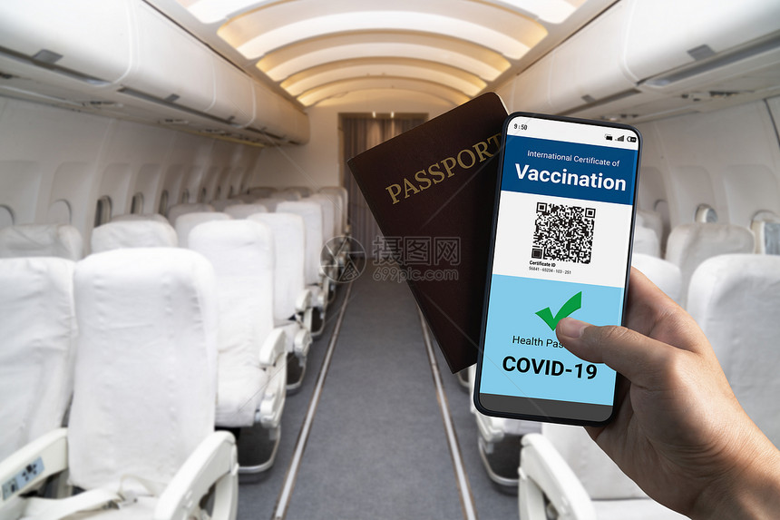 游客手拿疫苗通行证和护照登机图片