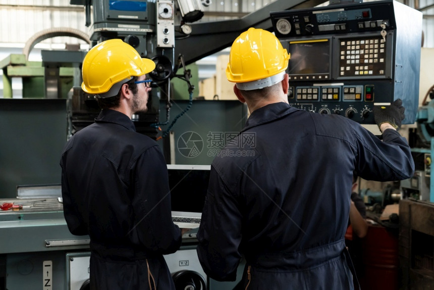 安全在车间使用机器设备的熟练工厂人组业和程员技术概念在车间使用机器设备的熟练工厂人组在职的建筑师图片