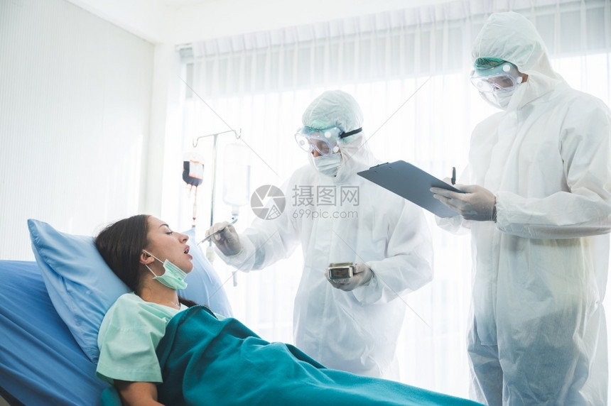 在医院身穿防护服的医生给病人治疗图片