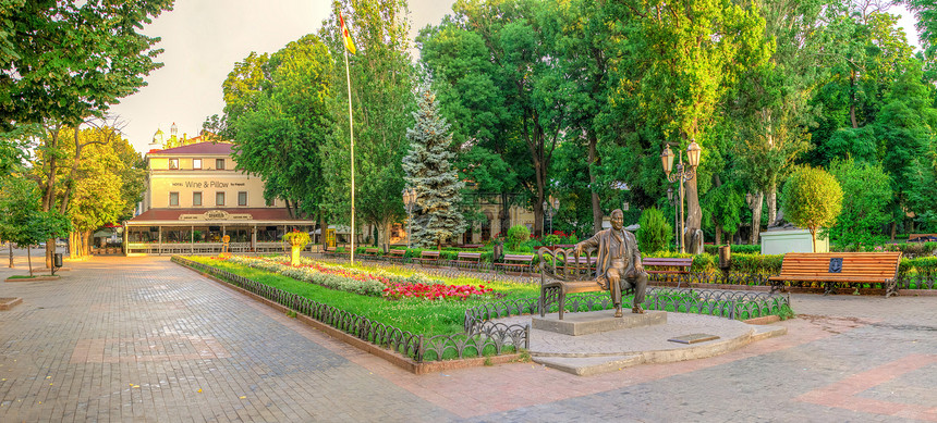 乌克兰敖德萨61209年夏季上午在乌克兰敖德萨市花园的奥历史中心城市花园Odessa途径纪念馆正方形图片