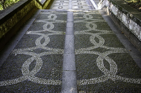手工制作的结石曲线典型板楼层里斯本带有形状和图画的典型地板细节葡萄牙艺术旅游背景图片