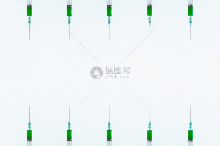 蓝底注射针筒中的绿色液体抗注射概念带有文字空间的模拟工艺治疗体液图片