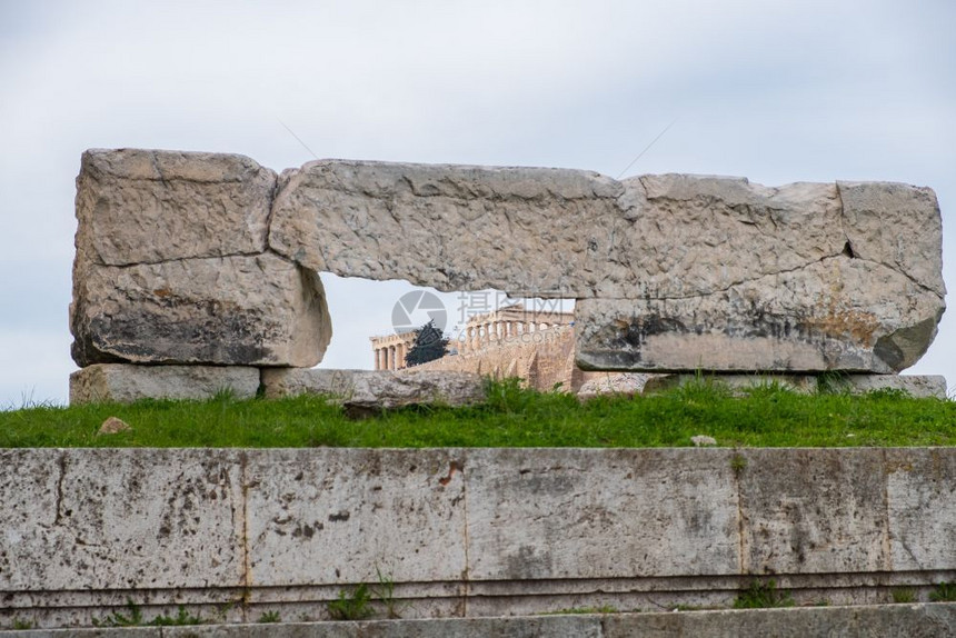 卫城文明雅典奥林匹安宙斯古老圣殿的废墟或具有亚克罗波利斯山背景的奥林匹亚宙斯柱文化图片