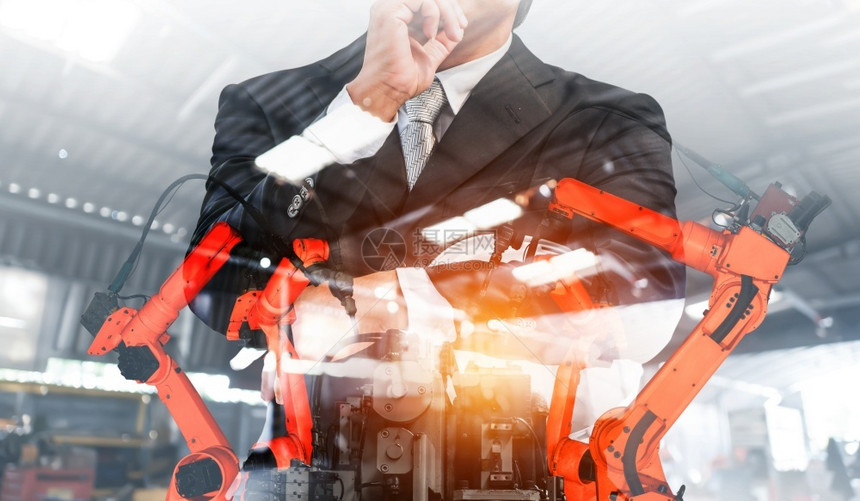 在职的工业机械化器人手臂和工厂双曝光业革命和自动化制造过程的机器人技术概念械化工业器人手臂和工厂双曝光未来派图片