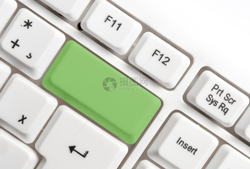 不同颜色的键盘配件排列在空的复制间上重新着色的PC模型键盘在背景复制空间上方排列的复制间信息商业按钮图片