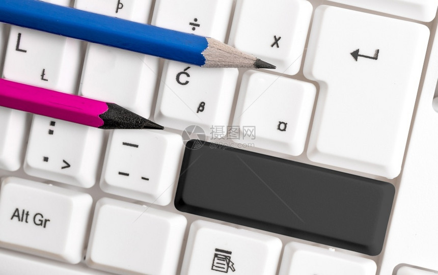 桌子不同颜色的键盘配件排列在空的复制间上重新着色的PC模型键盘在背景复制空间上方排列的复制间按进入图片