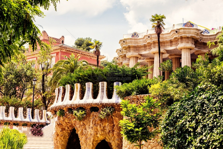 马赛克艺术丰富多彩的西班牙巴塞罗那的建筑师安东尼高迪设计的奎尔公园图片图片