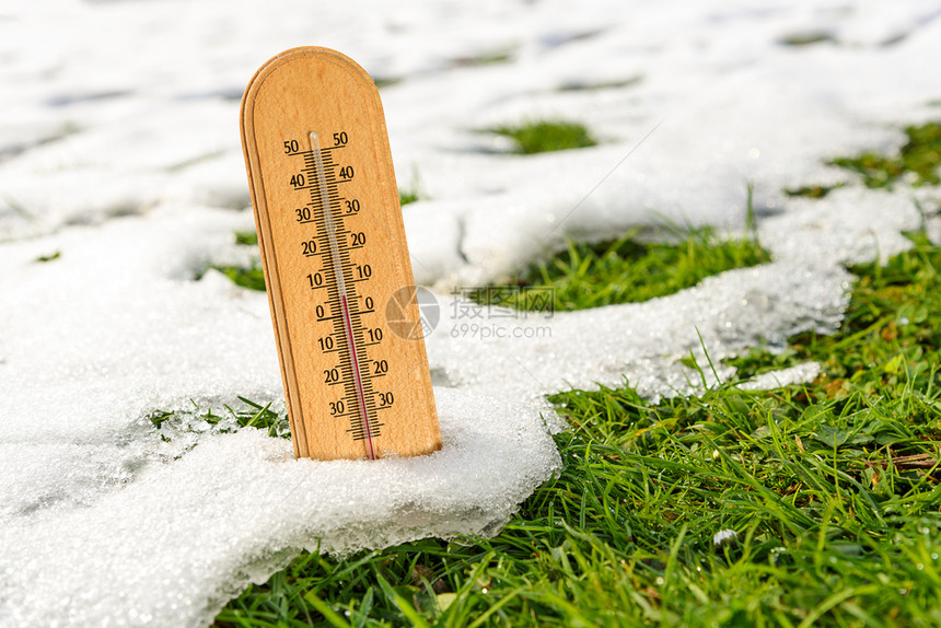 雪地里的气温计图片