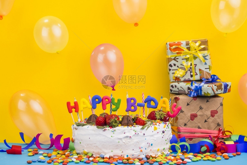 常设展示快乐的查看带有礼物生日蛋糕前端图片