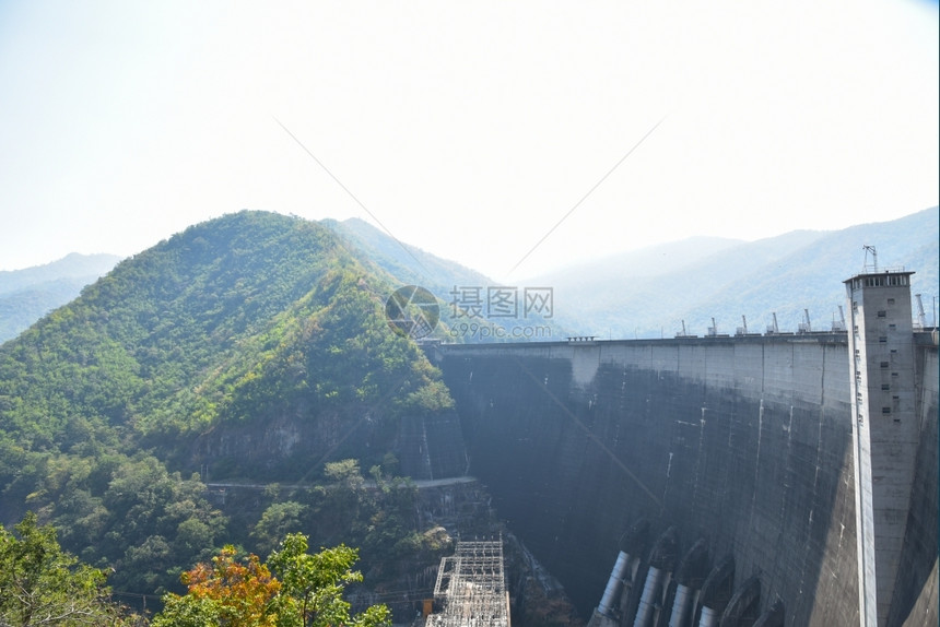 普密蓬堤建造Bhumibhon大坝前的电力发站泰国塔克图片