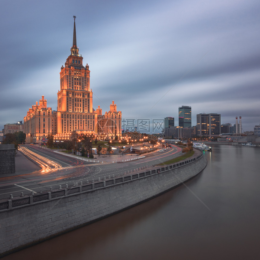 刮刀尖塔Radisson皇家酒店晚间俄罗斯莫科首都图片