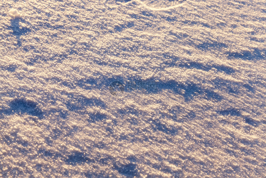 框架多于等级冬季的雪流冬季的雪拍到在下后出现的寒冬图片