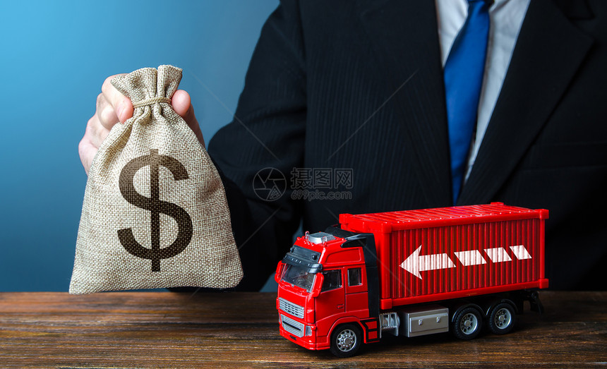 出去费率商业有美元钱袋和卡车的商人运输业务和货物的高收入司机工资高价格上涨全球集装箱短缺危机物流图片