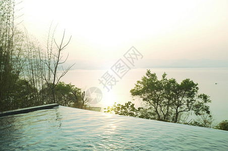 天猫游泳节首页在泰国Kanchanaburi的KhueanSrinagarindra公园和天空上游渡节休息时间游泳池露台与美丽的自然观景别墅游背景