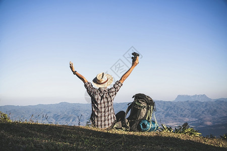 野外旅行的背包客图片