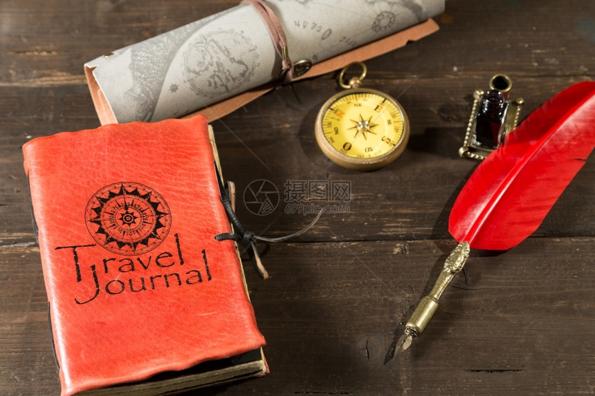 木板旧日记上面满是旅行冒险和指南针空白的罗盘图片