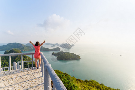 户外旅行快乐的女青年图片