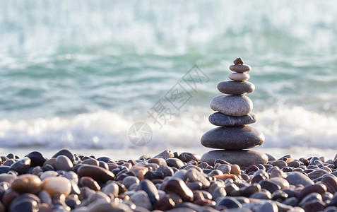 勾边字海滨安静白色的边鹅卵石上金字塔景平衡与灵概念海边鹅卵石上的金字塔背景