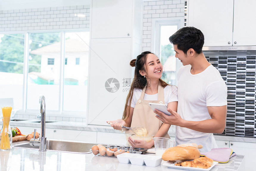 乐趣亚洲夫妇一起在家厨房做饭和烘烤蛋糕爱与幸福概念蜜月和情人节主题甜美的蜜月和情人节主题厨师女孩图片