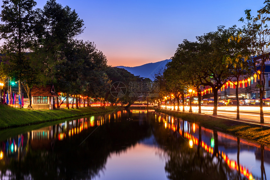 夜晚清迈门老城古墙和泰国清迈晚间护航道街上的光线小径旅游堡垒图片