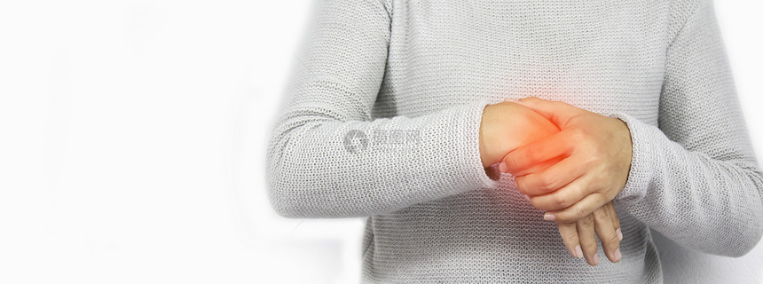 女孩办公室扭伤年轻女手腕有关节炎或卡帕路隧道综合症白种背景孤立无援的女青年图片