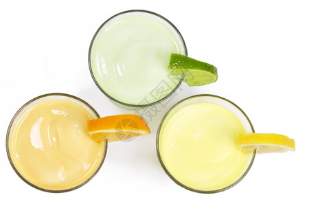 绿色成熟鸡尾酒三杯冷柑橘水果奶昔来自白底顶头三杯冷柑橘水果奶昔图片