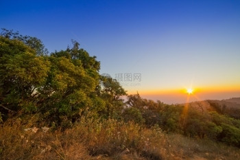 土井清晨在泰国多蒙钟绿田与山雾中漫起天空太阳图片