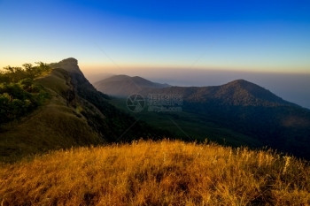 蓝色的清晨在泰国多蒙钟绿田与山雾中漫起土井旅行图片