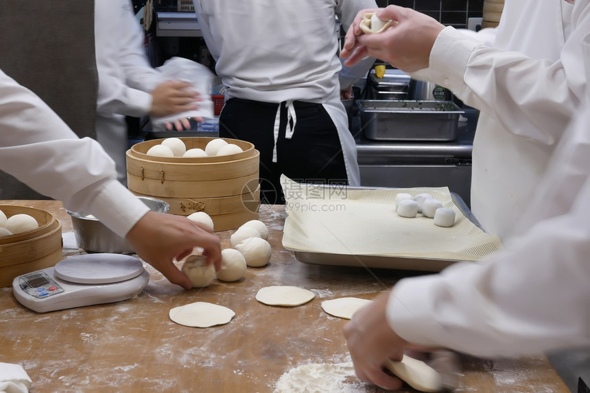 餐厅后厨包包子图片